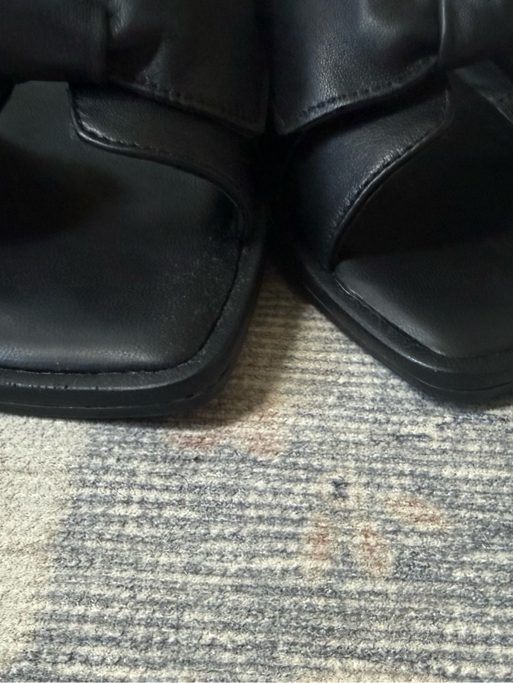 NWOT Steve Madden Tatum slide bow sandal in black leather. Size 8 - Picture 2 of 5